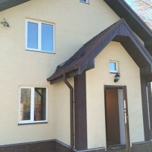 Готовые окна из профиля Veka Proline 70 мм на фасаде дома